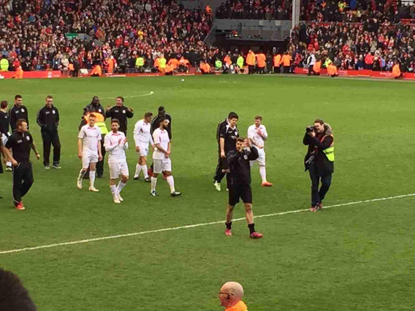 拜仁球迷不顾阻拦和处罚燃放烟火，高层因此在看台上频频摇头（拜仁球迷无视劝阻与处罚燃放烟火，高层在看台连连摇头）