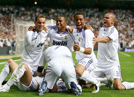 足坛年终大战即时排名：姆巴佩榜首，萨拉赫、托纳利暂32强之外（年终足坛决战实时榜：姆巴佩领跑，萨拉赫与托纳利暂未跻身32强）