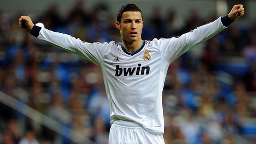 足球国足公开训练吸引千名球迷现场加油（国足公开训练吸引上千球迷到场助威）