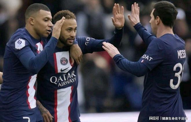 詹姆斯17投4中，纪录被终结，险成输球罪人，最后一传将功补过