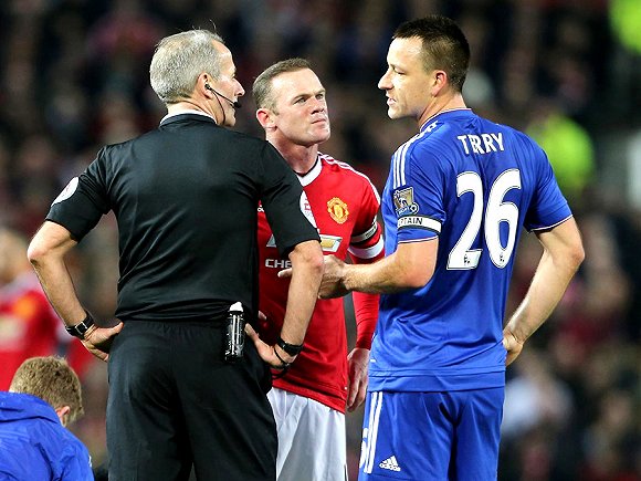 前锋关键时刻破门，球队士气高涨