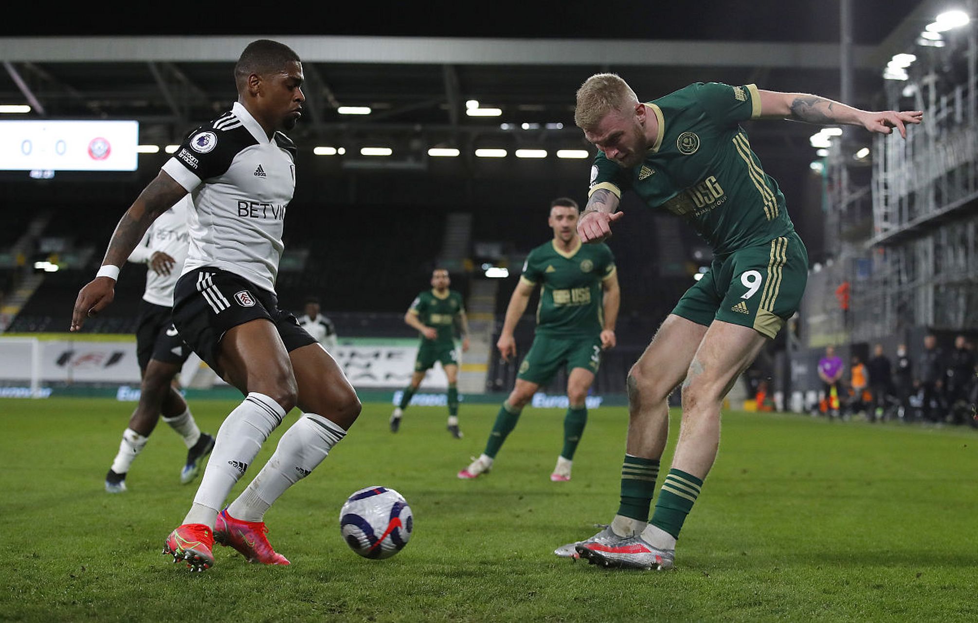 惊险一幕，马竞女足球员梅迪纳头部被膝盖撞到后失去意识（马竞女足惊魂一刻：梅迪纳头部遭膝撞后当场昏迷）