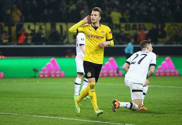 梦幻联动！T1四人组造访拜仁主场，领取印有自己名字的拜仁队服