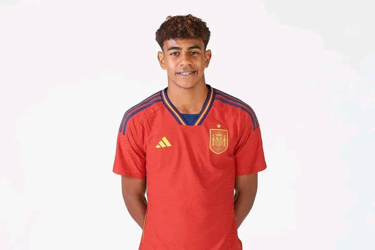 即将迎战巴萨，跟队：切尔西将在斯坦福桥门口树立帕尔默冰雕（战巴萨在即，切尔西将在斯坦福桥外竖立帕尔默冰雕）